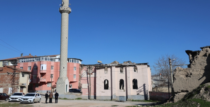 300 yıllık cami bakımsızlıktan harabeye döndü