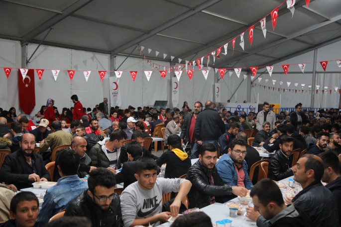 Elazığ Belediyesi’nden bin kişilik iftar sofrası