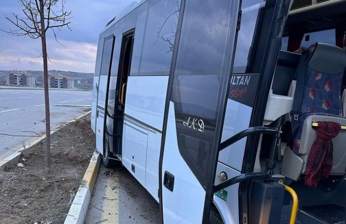 Elazığ’da midibüs çarptığı aydınlatma direğini devirdi